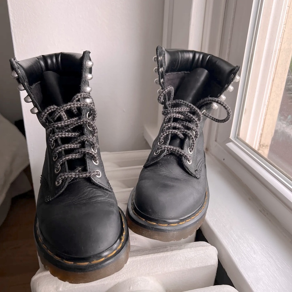 Dr. Martens unisex lace up boot